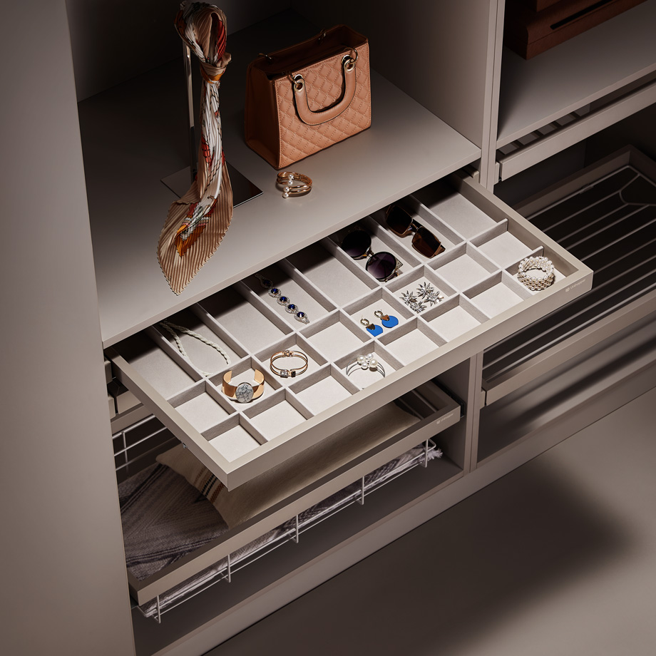 Выдвижная полка для аксессуаров Unihopper в базу 600мм, с доводчиком, clip-on, COKA