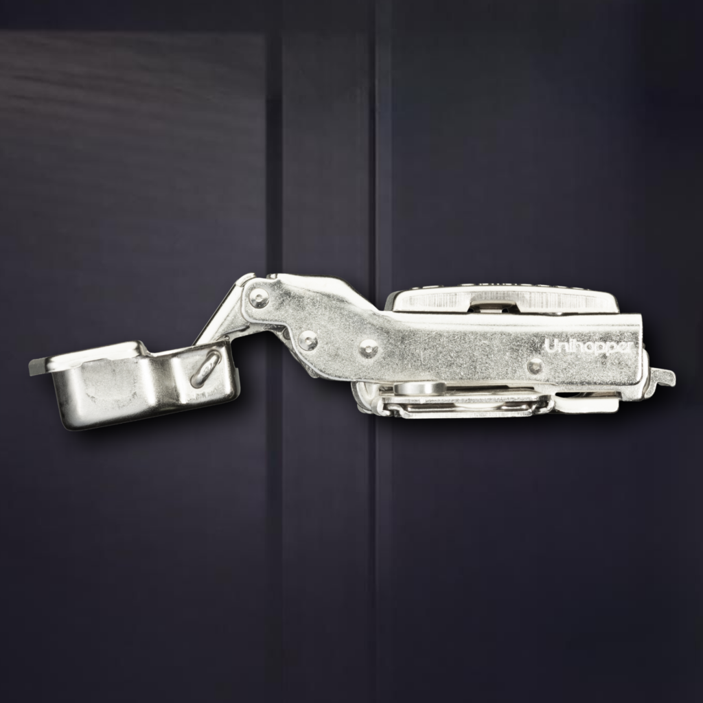 Полунакладная 3D петля UNIHOPPER с доводчиком, 45мм, с декоративной накладкой